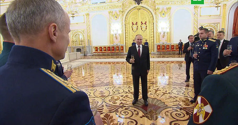 Владимир Путин в ходе встречи с Героями России