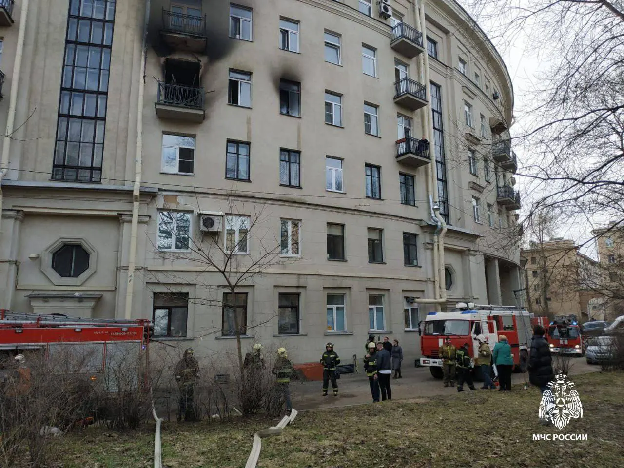 МЧС России: в Санкт-Петербурге спасли на пожаре двух детей