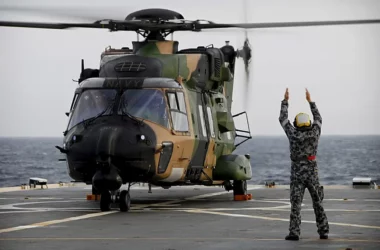 Китайский истребитель угрожал вертолету ВМС Австралии