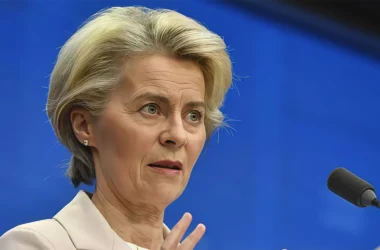 В Европарламенте началось голосование по вотуму недоверия главе ЕК